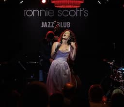 EMMA SMITH | Scena MONK